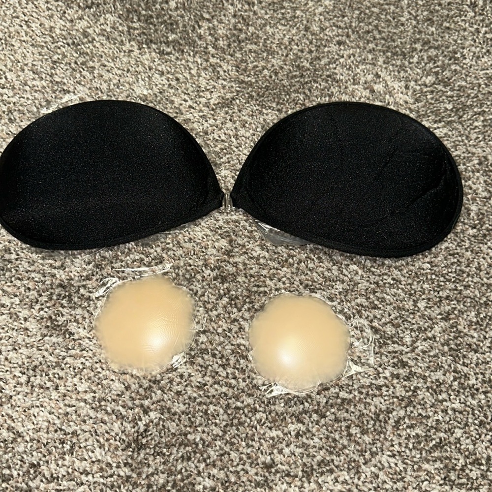 NWT self adhesive strapless/backless bra. and pair of nipple covers. D